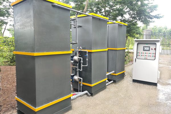 Hệ thống xử lý nước thải sinh hoạt 5m3/ngày là dòng thiết bị hợp khối được chế tạo sẵn hoàn chỉnh tại xưởng. Sản phẩm được thiết kế tối ưu hóa không gian, tích hợp toàn bộ các ngăn chức năng xử lý vi sinh và hệ thống cơ điện trong một thân vỏ vật lý duy nhất