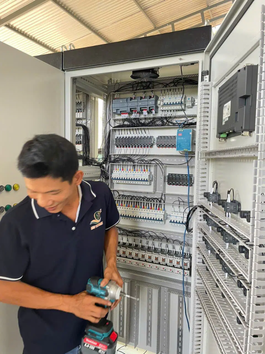 Thi công tủ điện xử lý nước thải 620m3/ngày tại chung cư Phúc Yên 7 thi công tủ điện xử lý nước thải đúng tiêu chuẩn kỹ thuật chính là giúp toàn bộ quy trình vận hành trơn tru, tiết kiệm năng lượng và bền bỉ theo thời gian